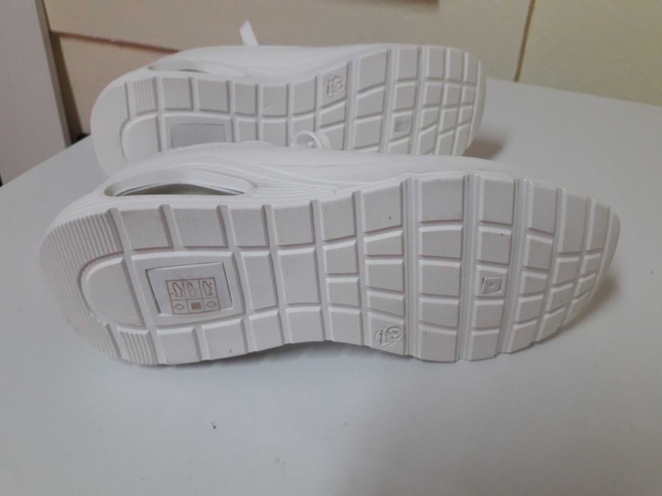 Sapatilhas brancas novas