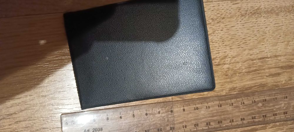 Czarne etui na dokumenty, dowód, prawo jazdy. Napis "prawo jazdy".