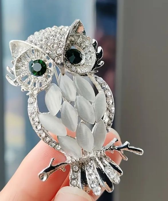 Broszka sowa srebrna z zielonymi oczami
