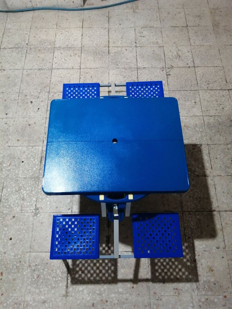 Mesa de picnic com bancos