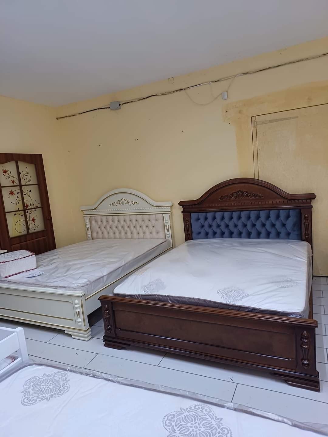 Ліжко  двохспальне з масива дерева + різьба .Внаявності на магазині