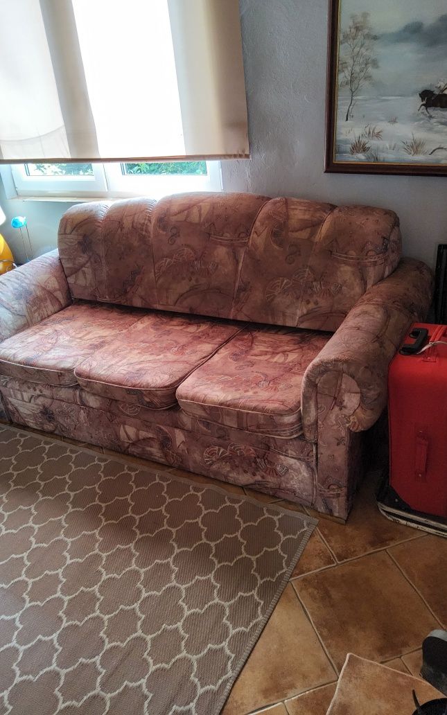 Sofa w dobrym stanie z funkcją spania i pojemikiem na pościel oddam za