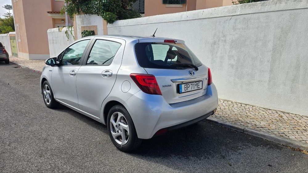 Vendo um Toyota Yaris Hybrid