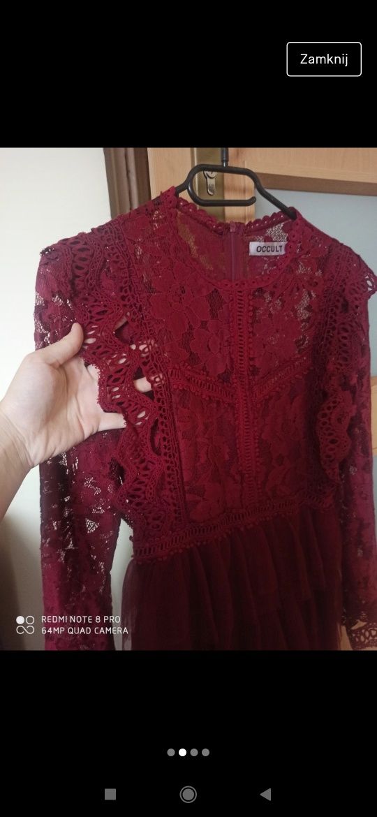 Burgundowa sukienka z tiulowymi falbankami