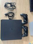 Playstation 4 Slim з 2 джойстиками та сумкою для приставки.
