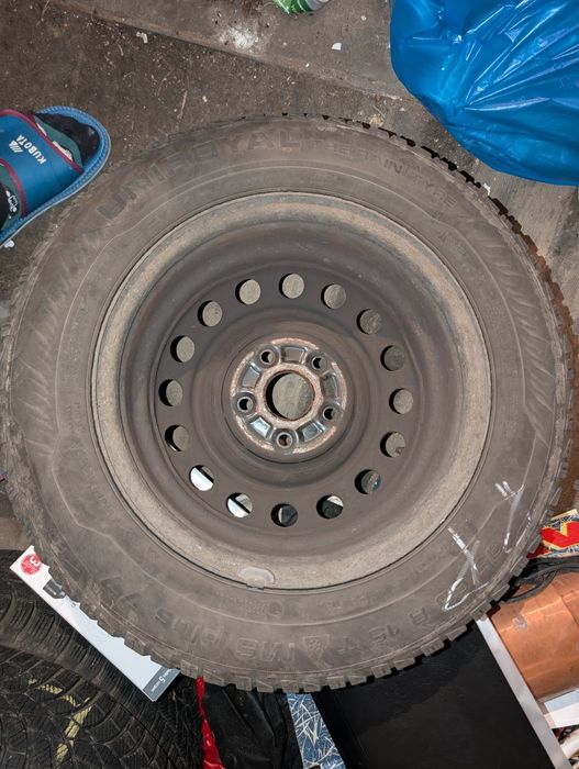 Komplet Koła zimowe 195/65R15 Uniroyal
