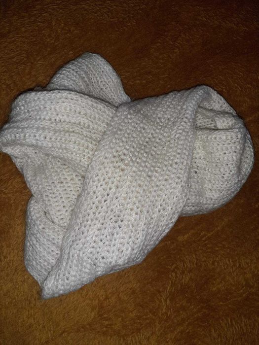 Шарф довгий в'язаний шерстяний білого кольору