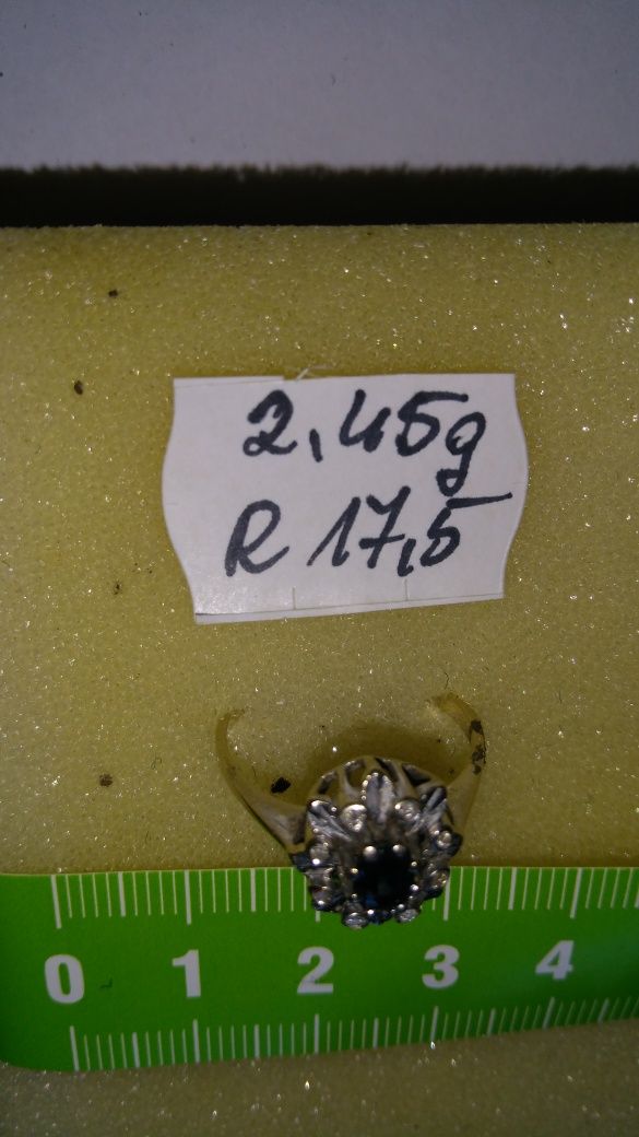 Pierścionek złoty z diamentami i szafirami w cenie 3400 zł.