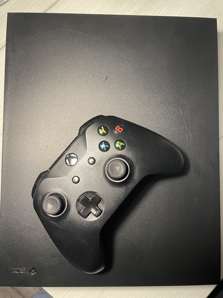 Xbox one X 1 TB + pad