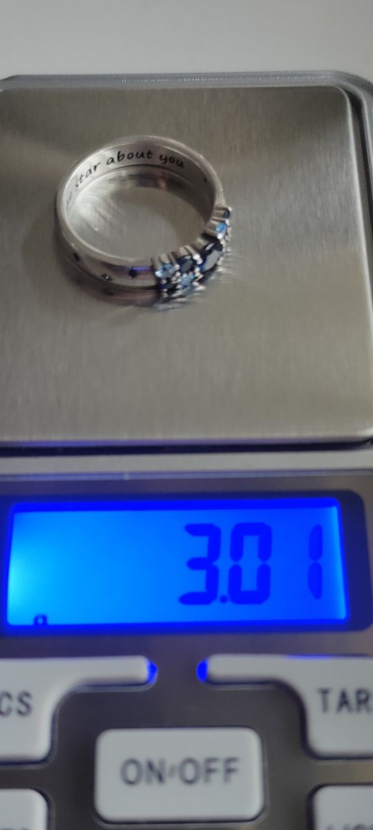 Кольцо серебряное инкрустированное камнями 925 проба