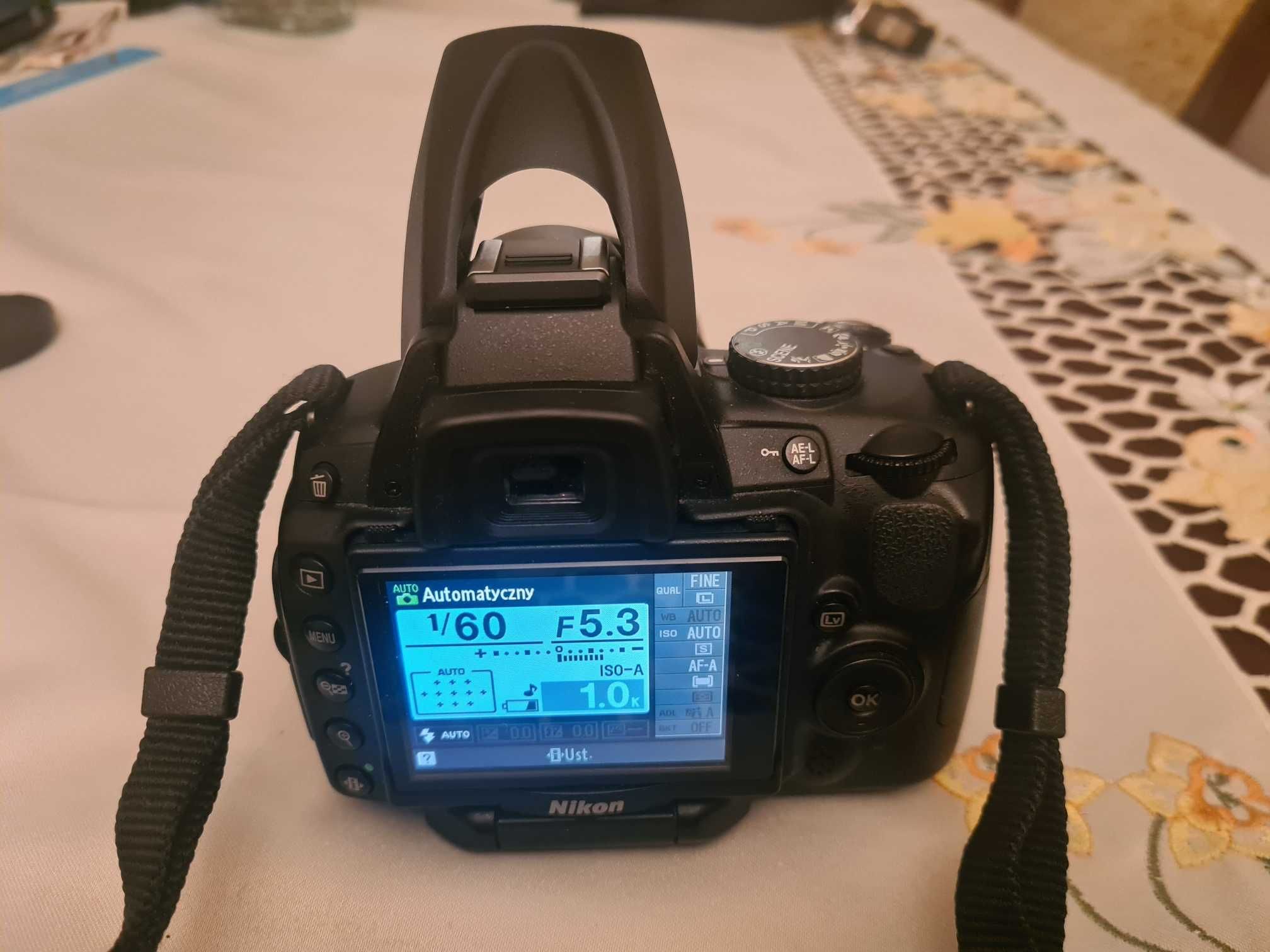 Nikon D5000 + Nikkor 18-55mm + etui