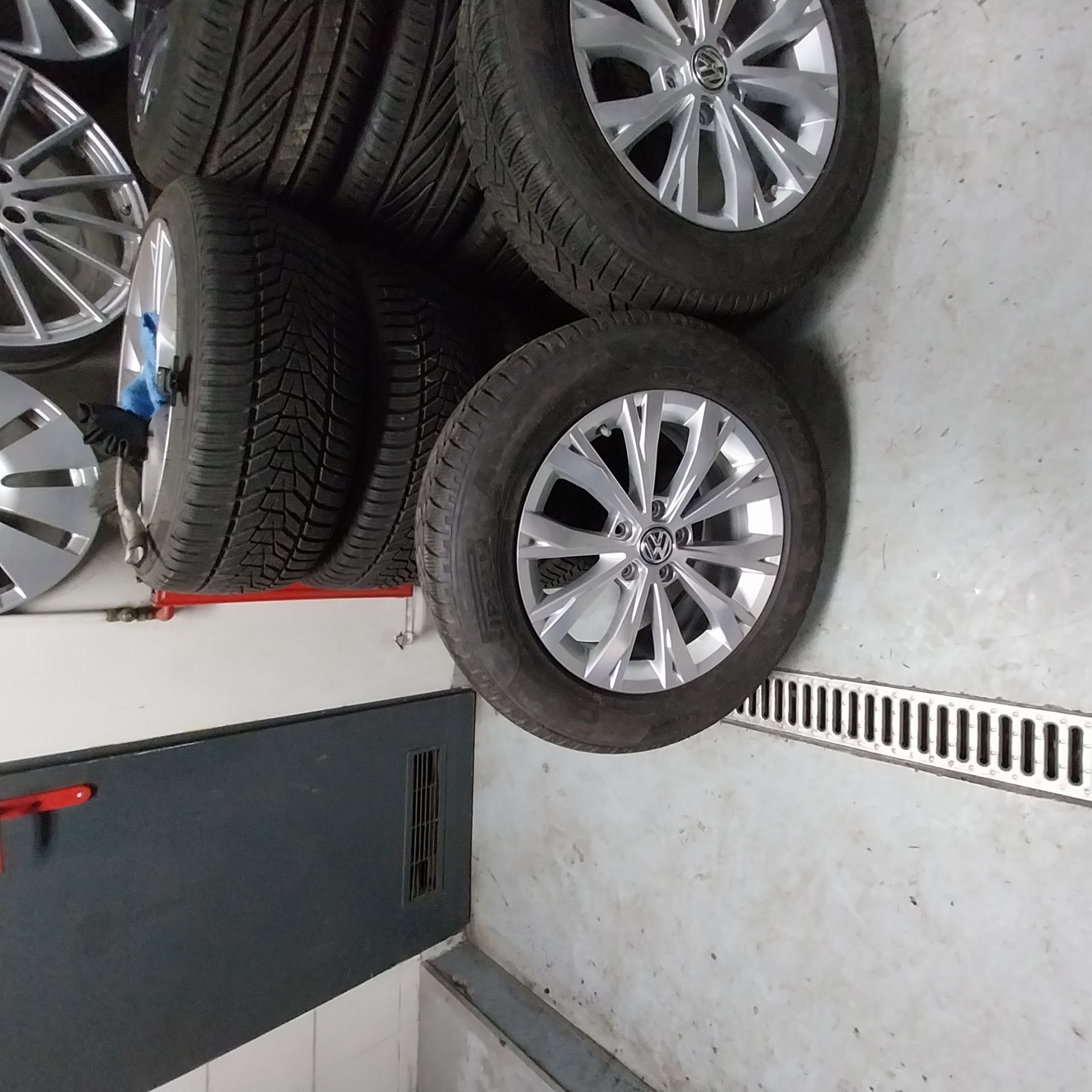 Całe Koła Zimowe VW Tiguan R17 5x112 7J ET 40