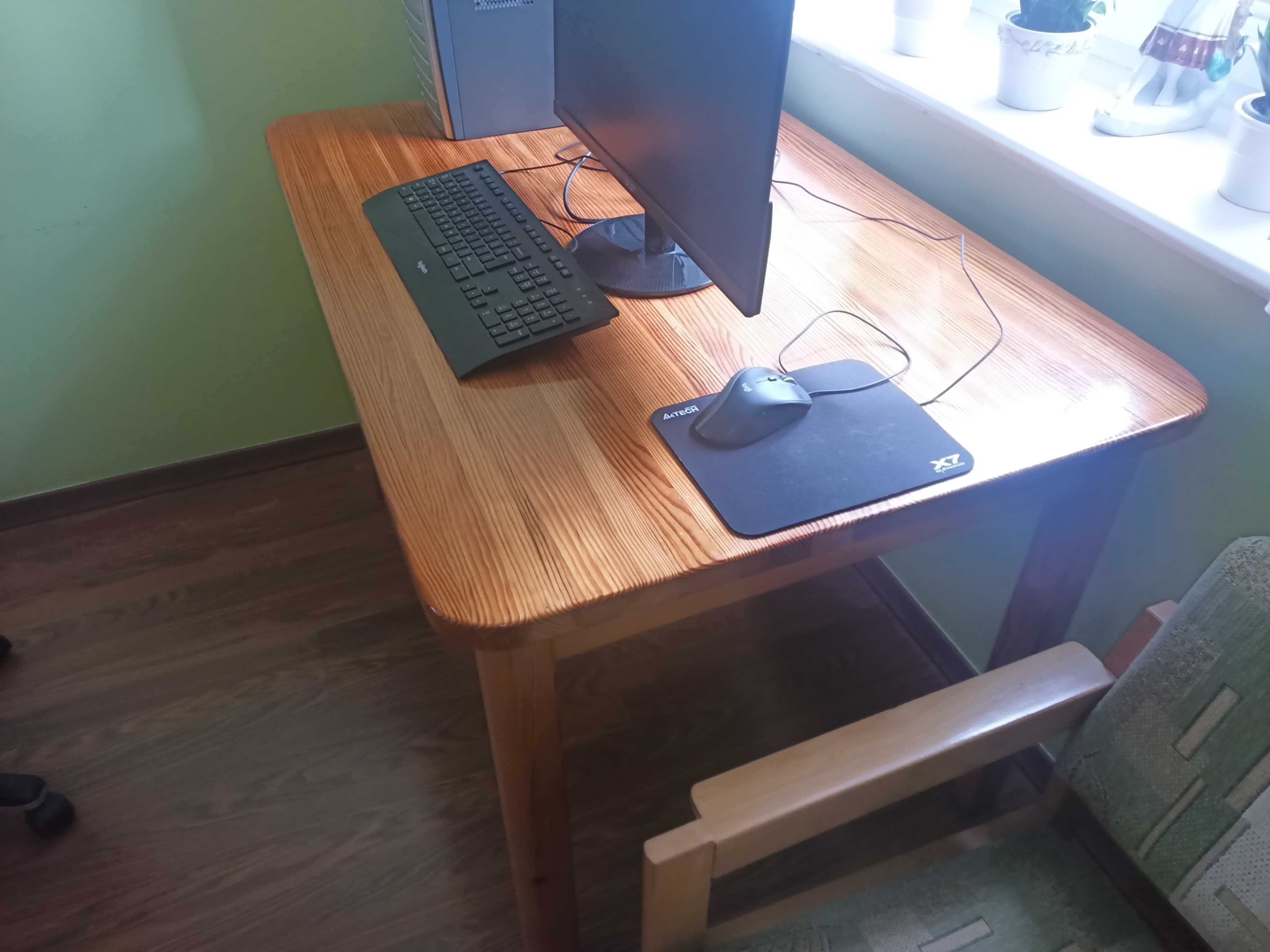 Stół i krzesła z drewna sosnowego lakierowane