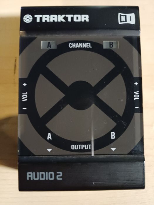 TRAKTOR AUDIO 2 (placa de som)