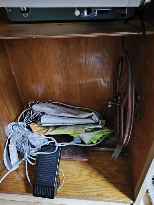 Sprzedam maszynę do szycia szafkową