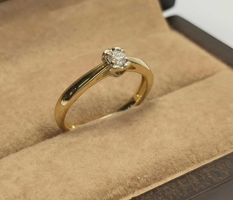 Złoty pierścionek 585 brylant  0,10 CT certyfikat , serce waga  2,27 g