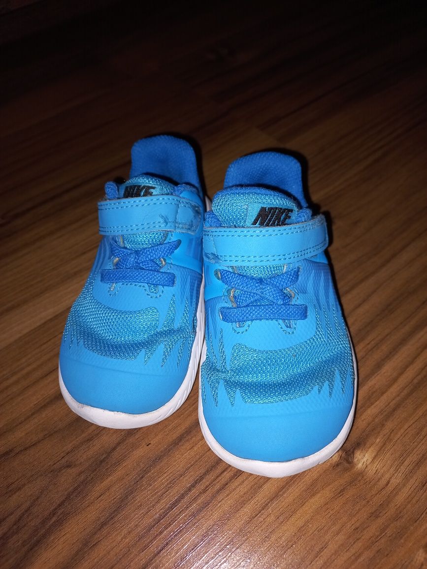 Buty sportowe adidasy Nike 22