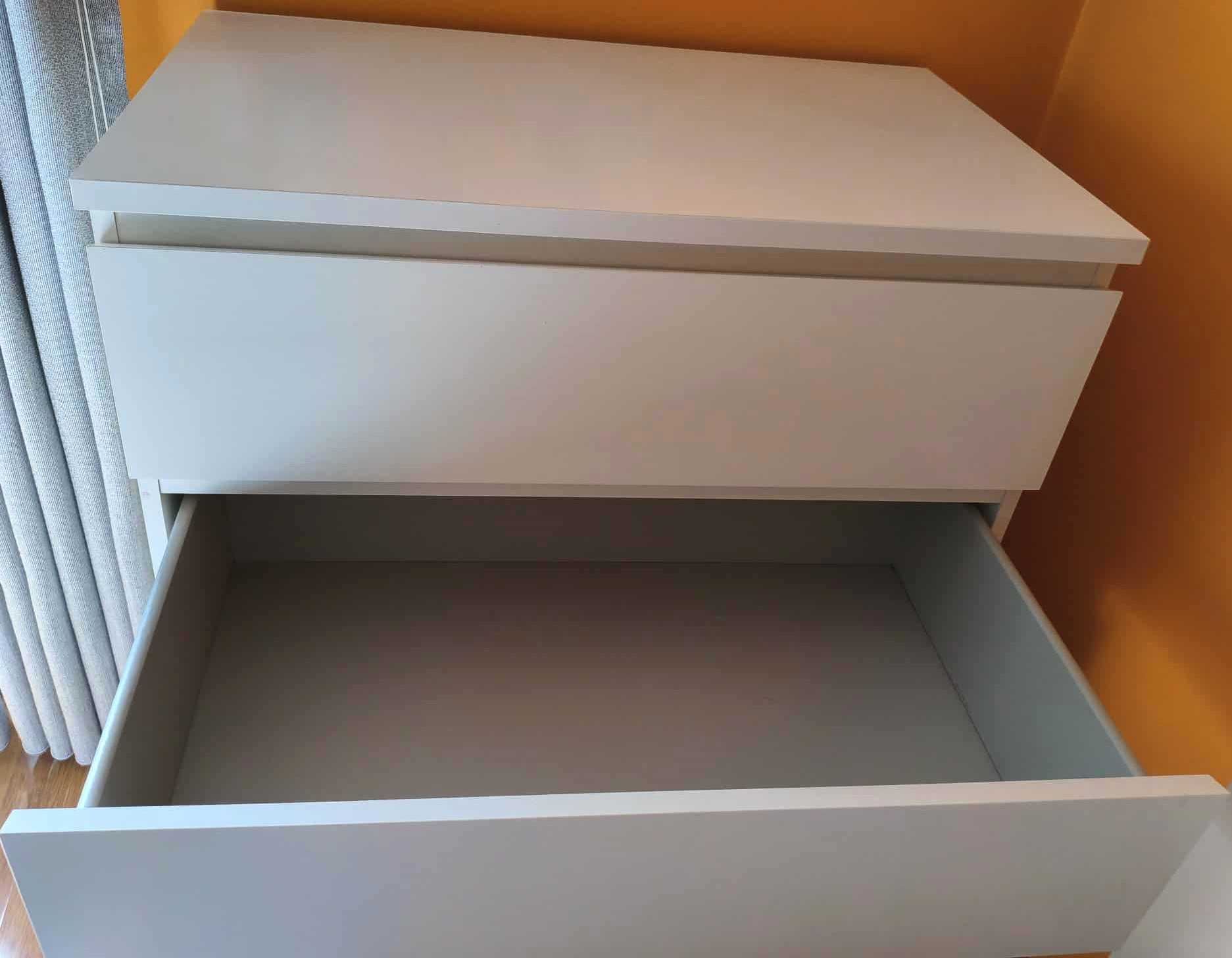 Conjunto Cómoda e Mesa de cabeceira.