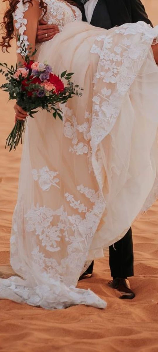 Suknia ślubna z podpinanym trenem ecru koronka z rękawkami krój A