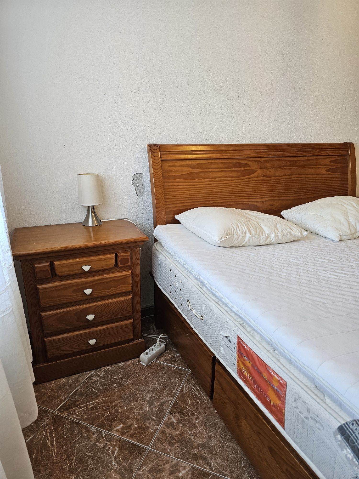 Cama casal 160x200 com mesinhas e comoda com espelho