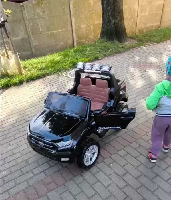Autko na baterie 4x4 (dwie baterie) FORD - DUŻE!
