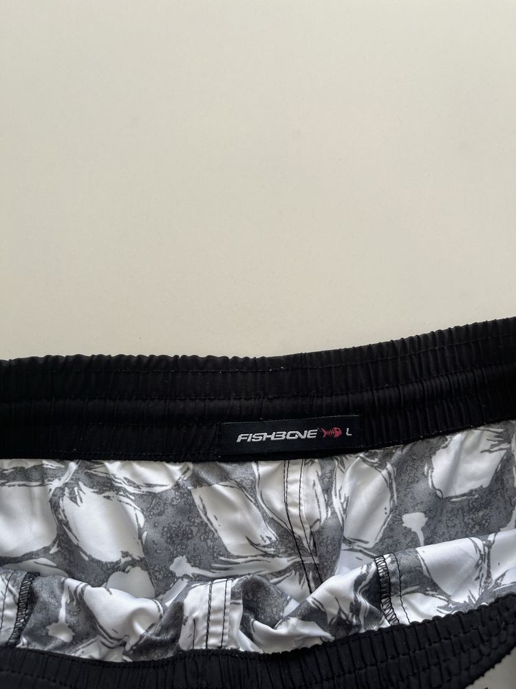 Nowe wzorzyste spodenki Fishbone rozmiar L
