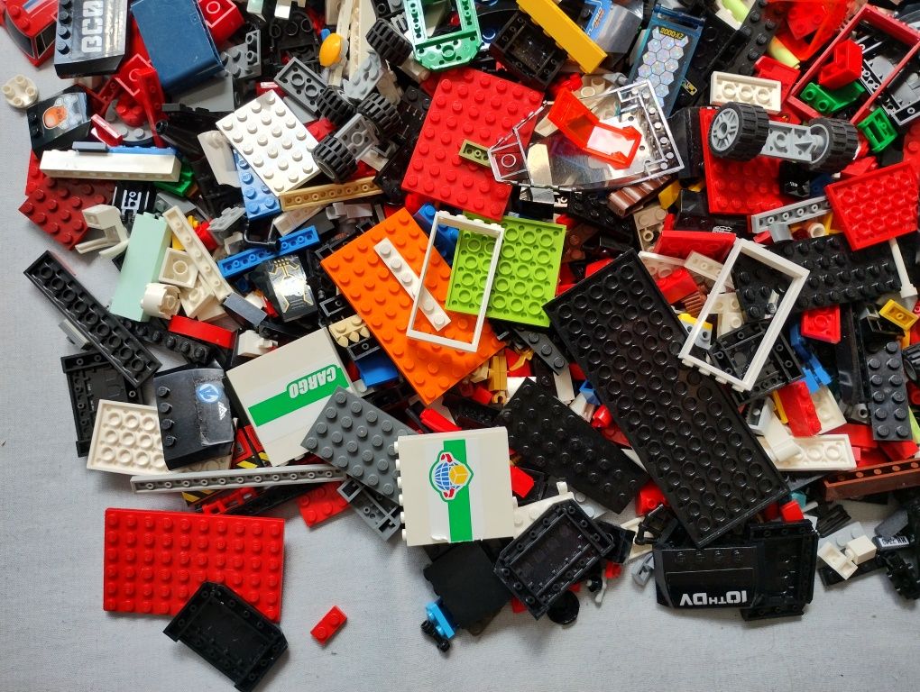 LEGO 2 kg. mix oryginalnych klocków pokazanych na zdjęciach