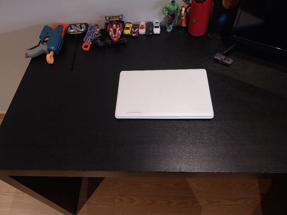 Secretária Malm com 6 meses de uso