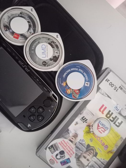PSP z ładowarką i 4 grami (promocyjna cena)