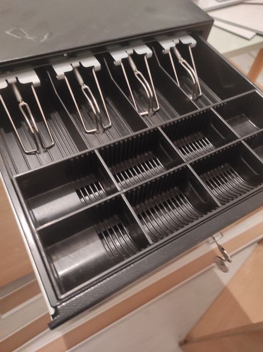 Caixa para guardar notas e moedas como nova