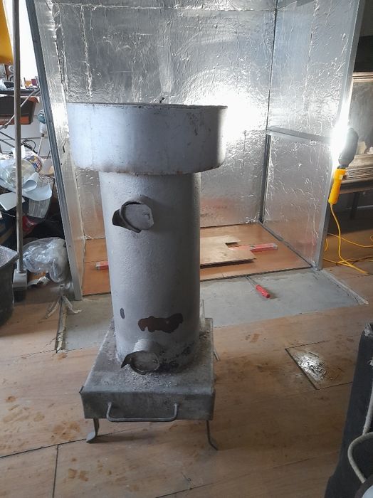 Piecyk na węgiel i drzewo grzybek