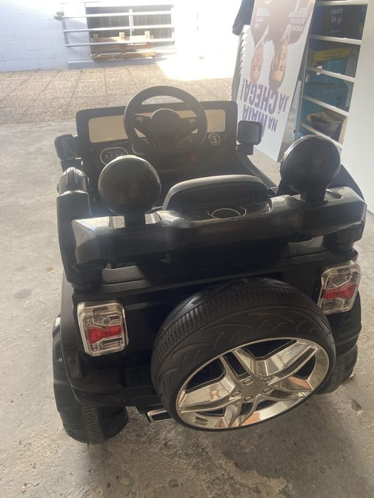 Jipe elétrico infantil “Keep” – em ótimo estado, pronto a usar.