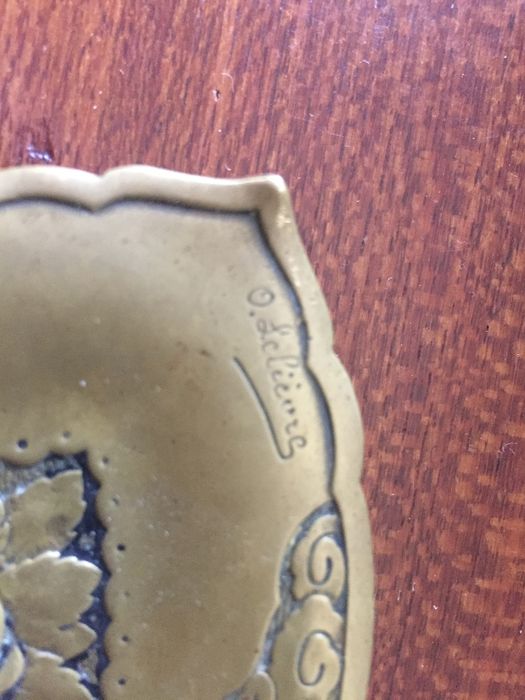 Cinzeiro ou Aneleira Assinado