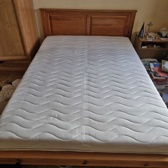 Łóżko z materacem