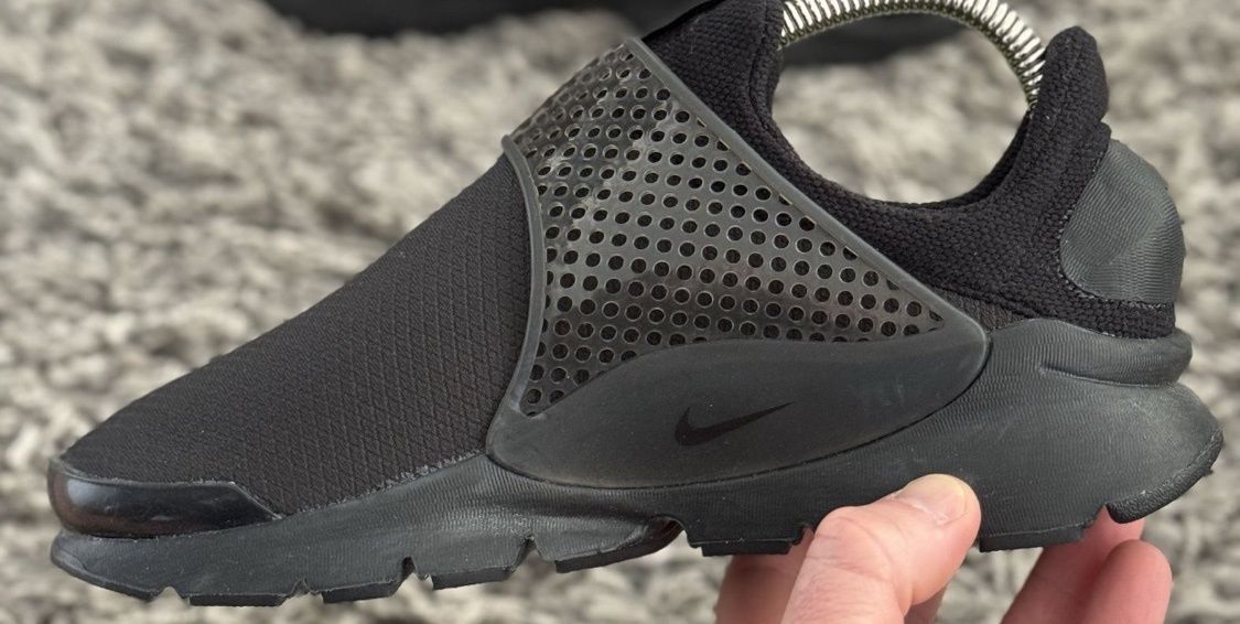 Nike Wmns Sock Dart Se "Black Volt"
Розмір 45 30 см устілка 
Стан НОВІ