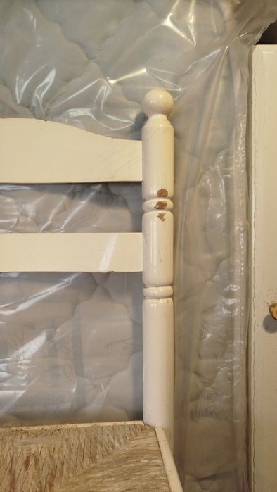 Quatro cadeiras brancas de cozinha