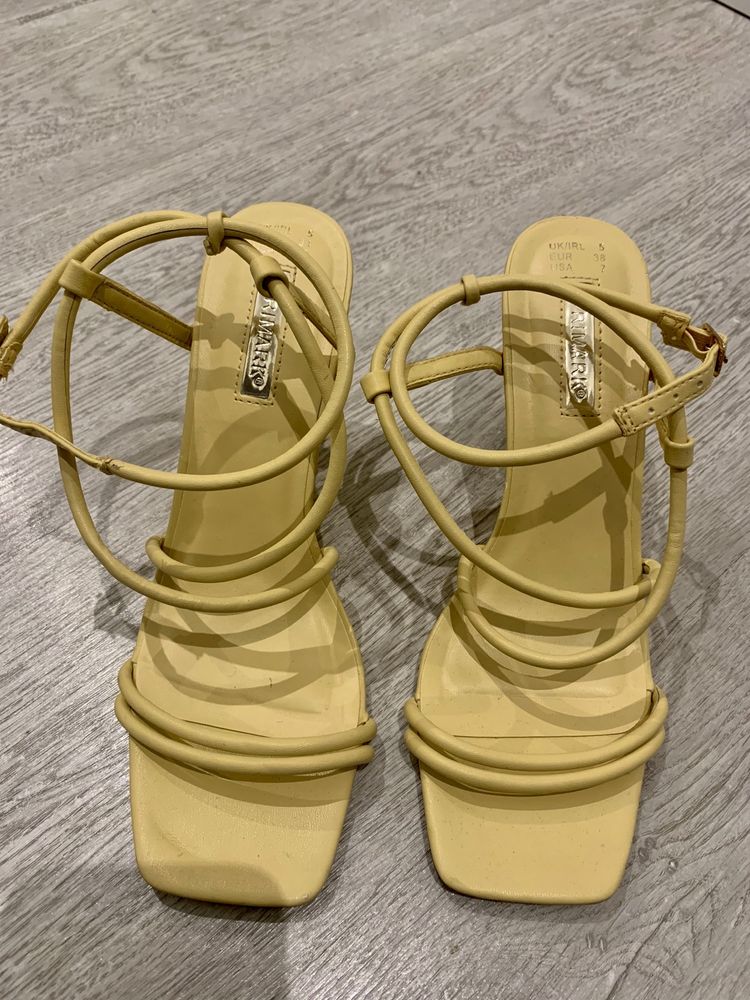 Sandálias amarelas de salto