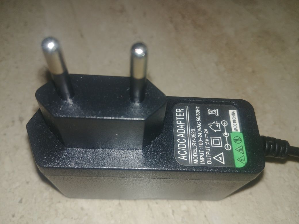 Zasilacz 5V 2A model RY-0520 IN PUT 100-240VAC 50/60Hz OUTPUT 5V 2A