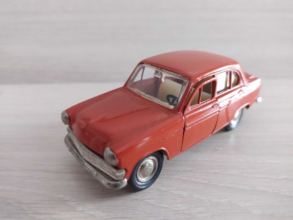 Продам модель машинки 1:43  70-х годов москвич 427, 403