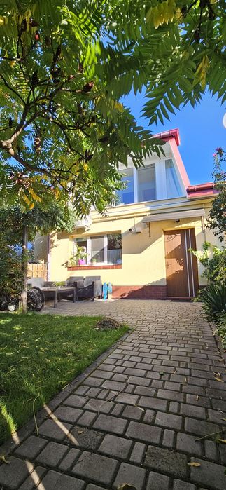 Продається котедж біля Львова від власника