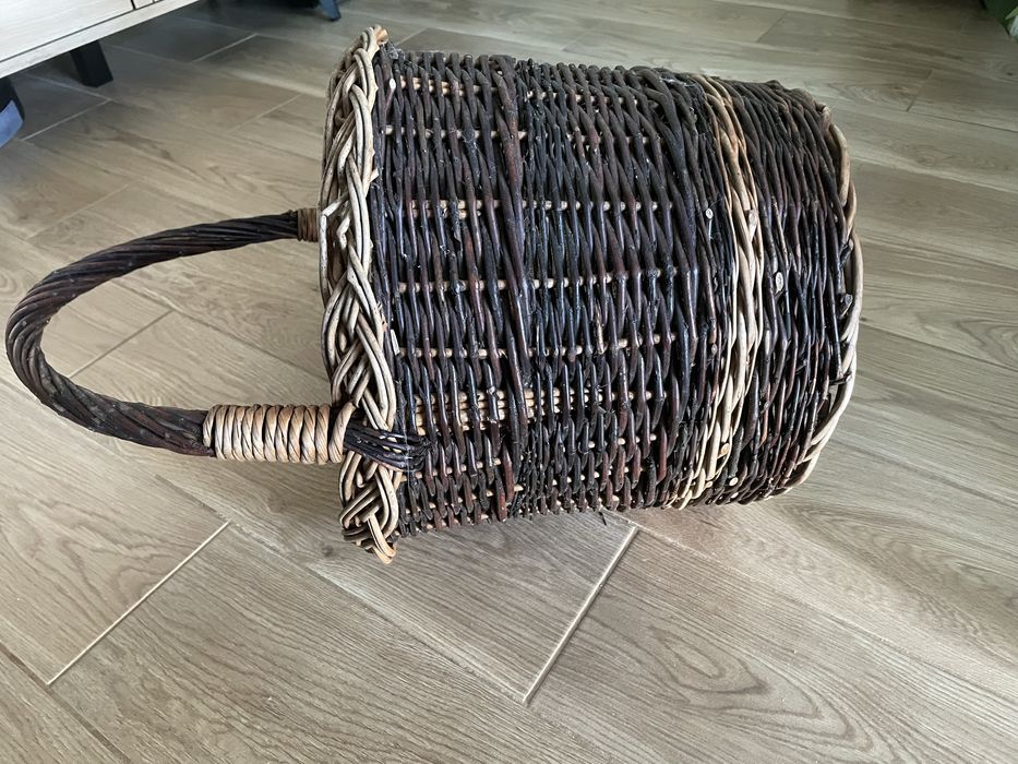 Duży kosz wiklinowy.