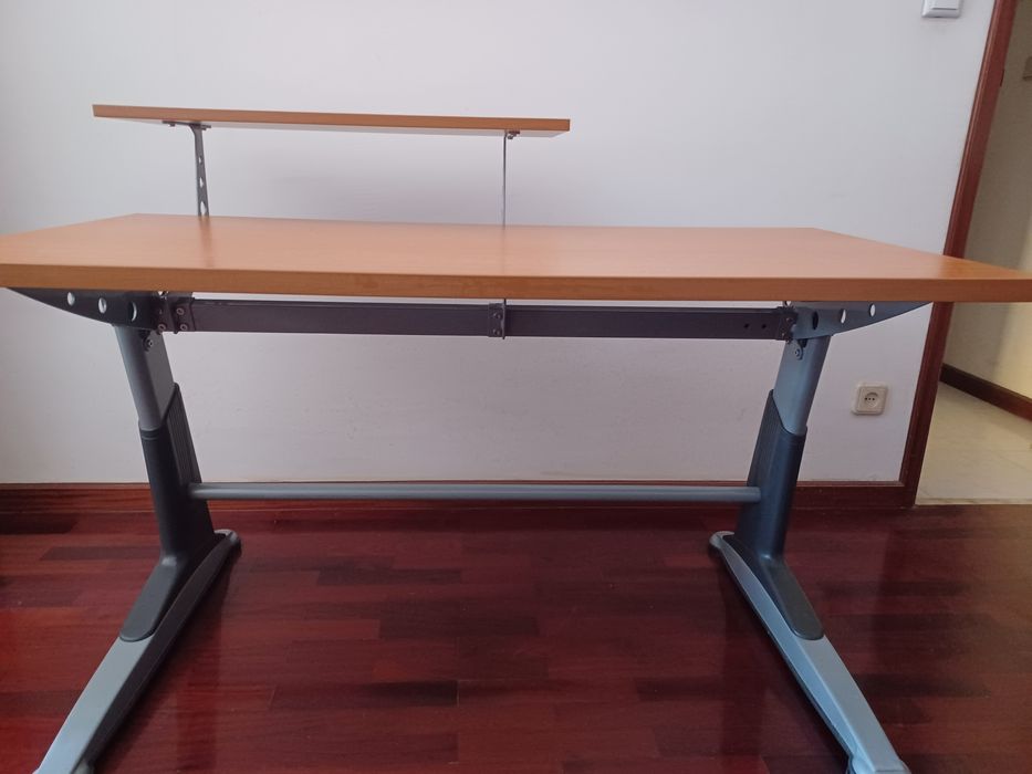 Secretária com pés metálicos e prateleira adicional