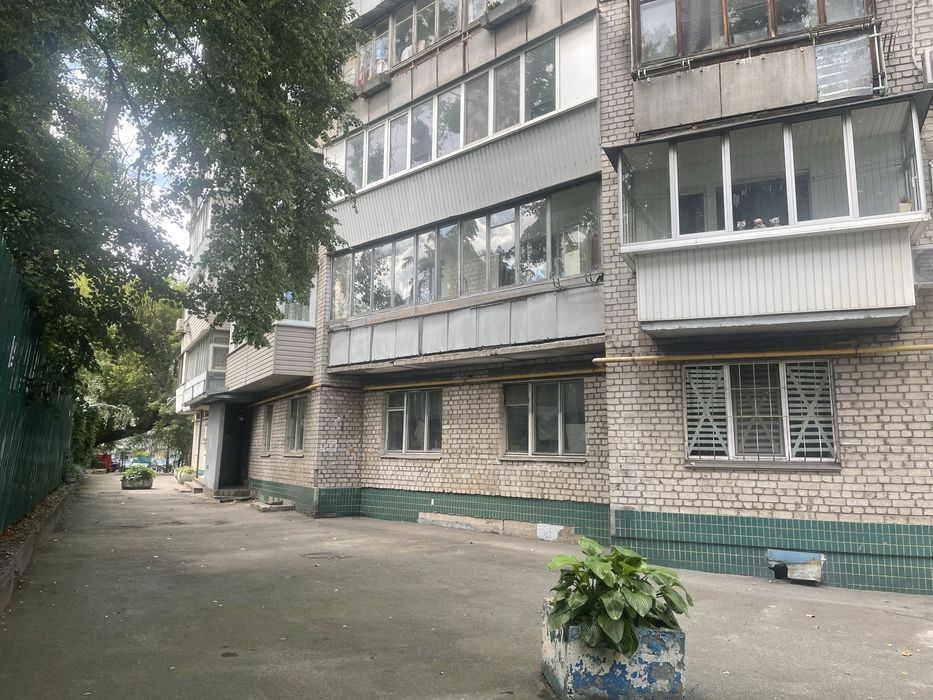 Продаж 4-х кімнатної квартири під бізнес