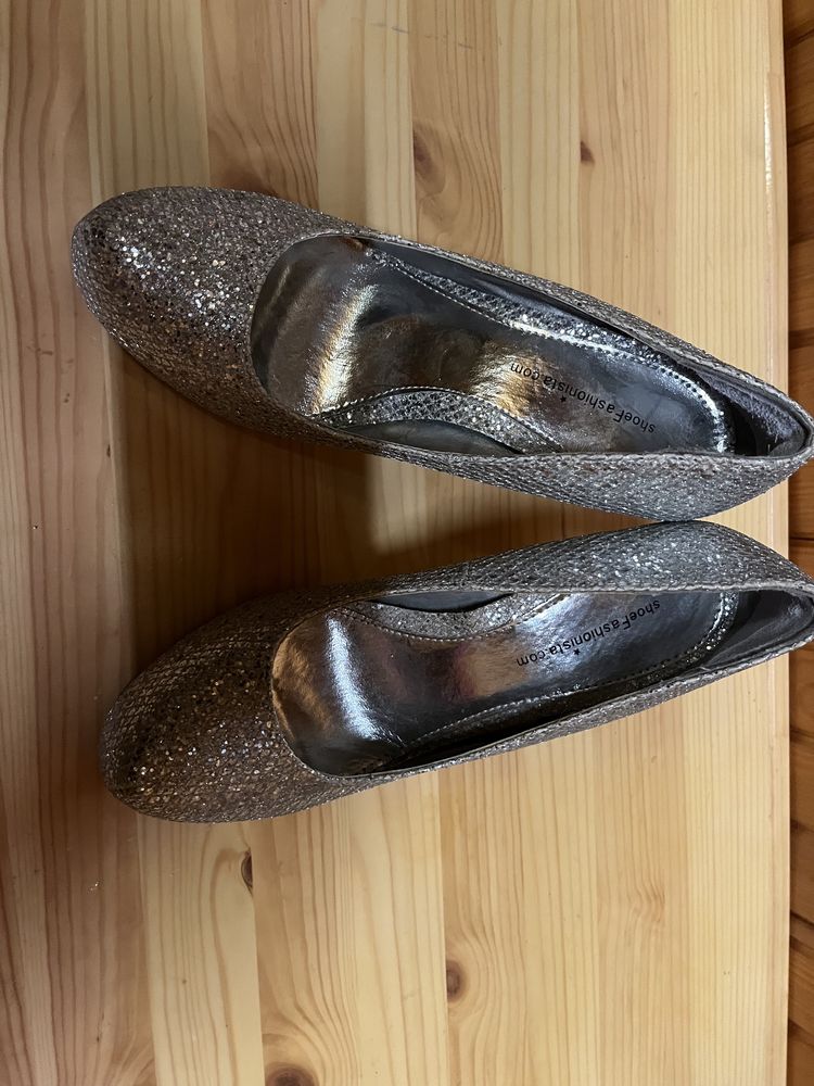 Buty srebrne z brokatem wystrzałowe na Sylwestra
