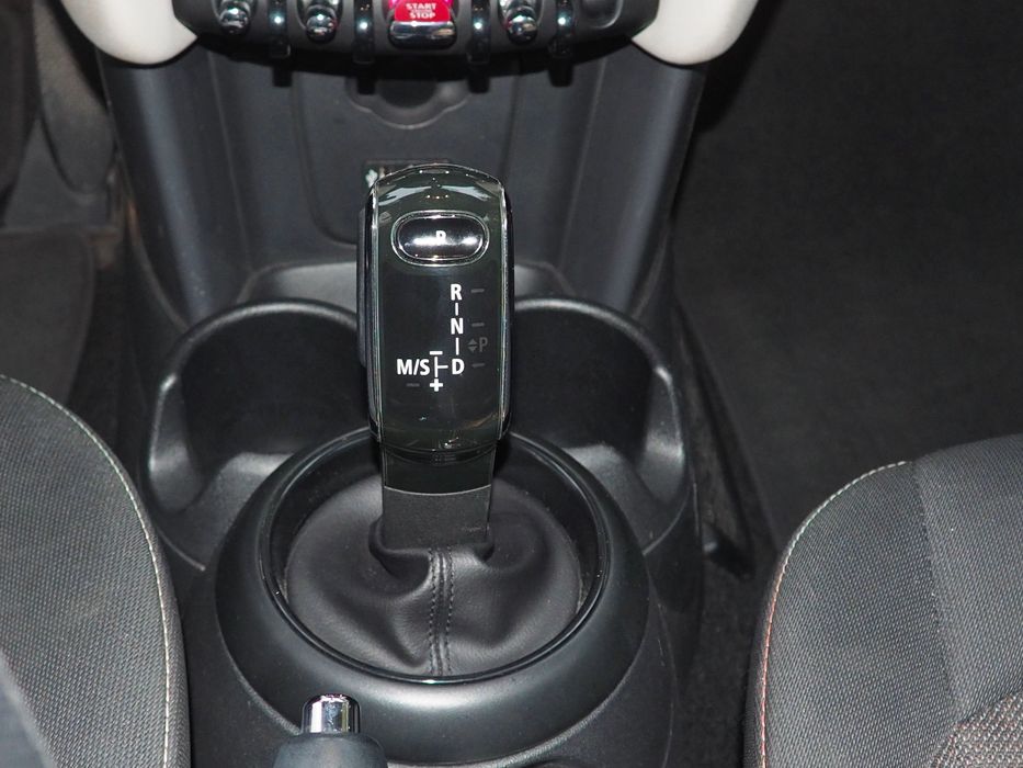 Mini Cooper D 1.5 automático (modelo 2018), gasóleo, GPS, JCW jantes