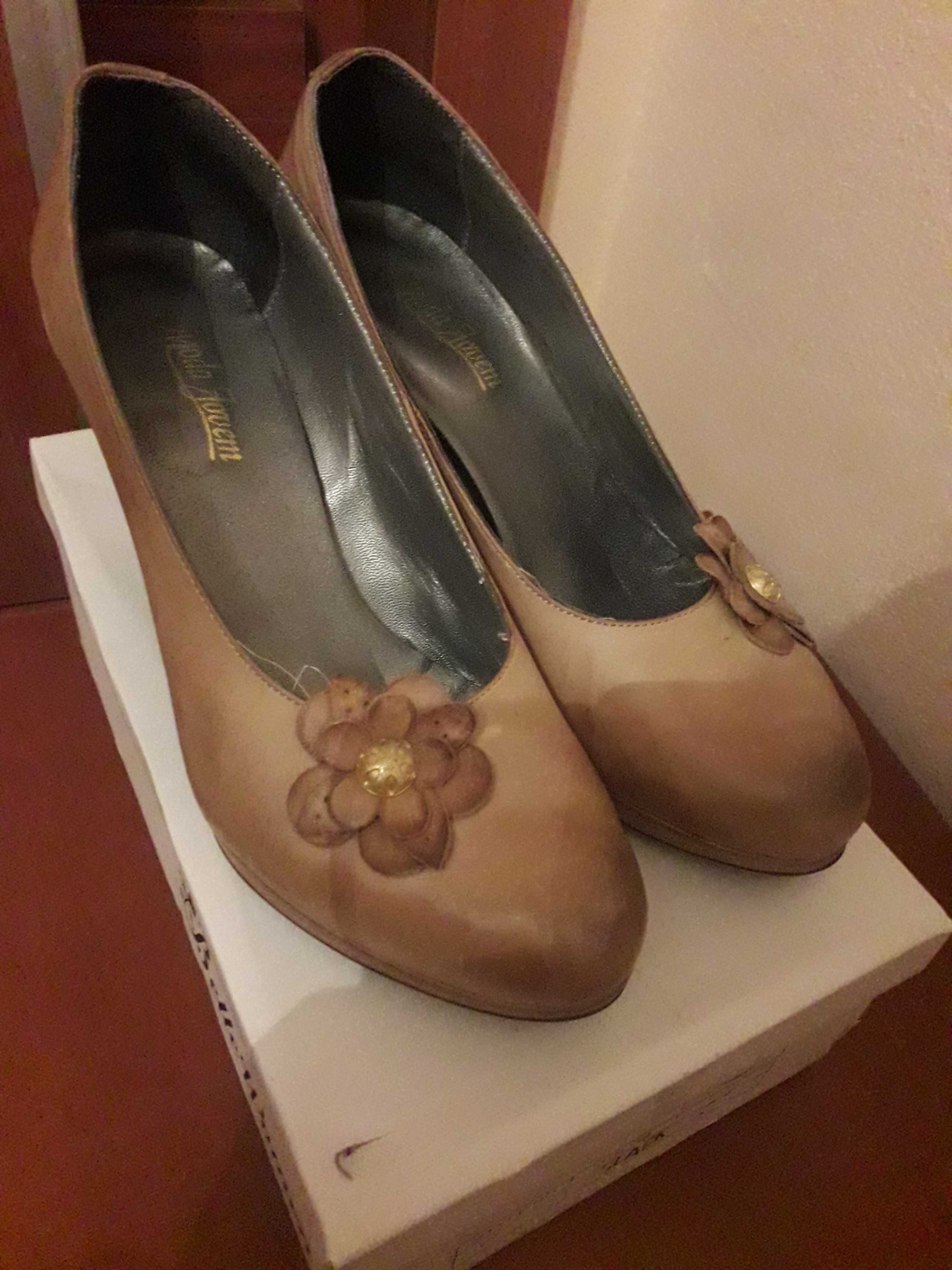 Vestidos de festa e sapatos