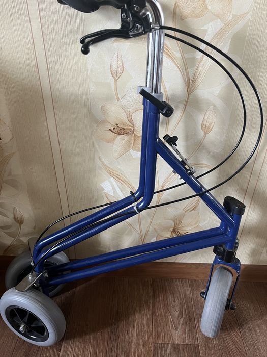 Ходунки  для взрослых, трех колесные,  стальные, вес -5,5 кг