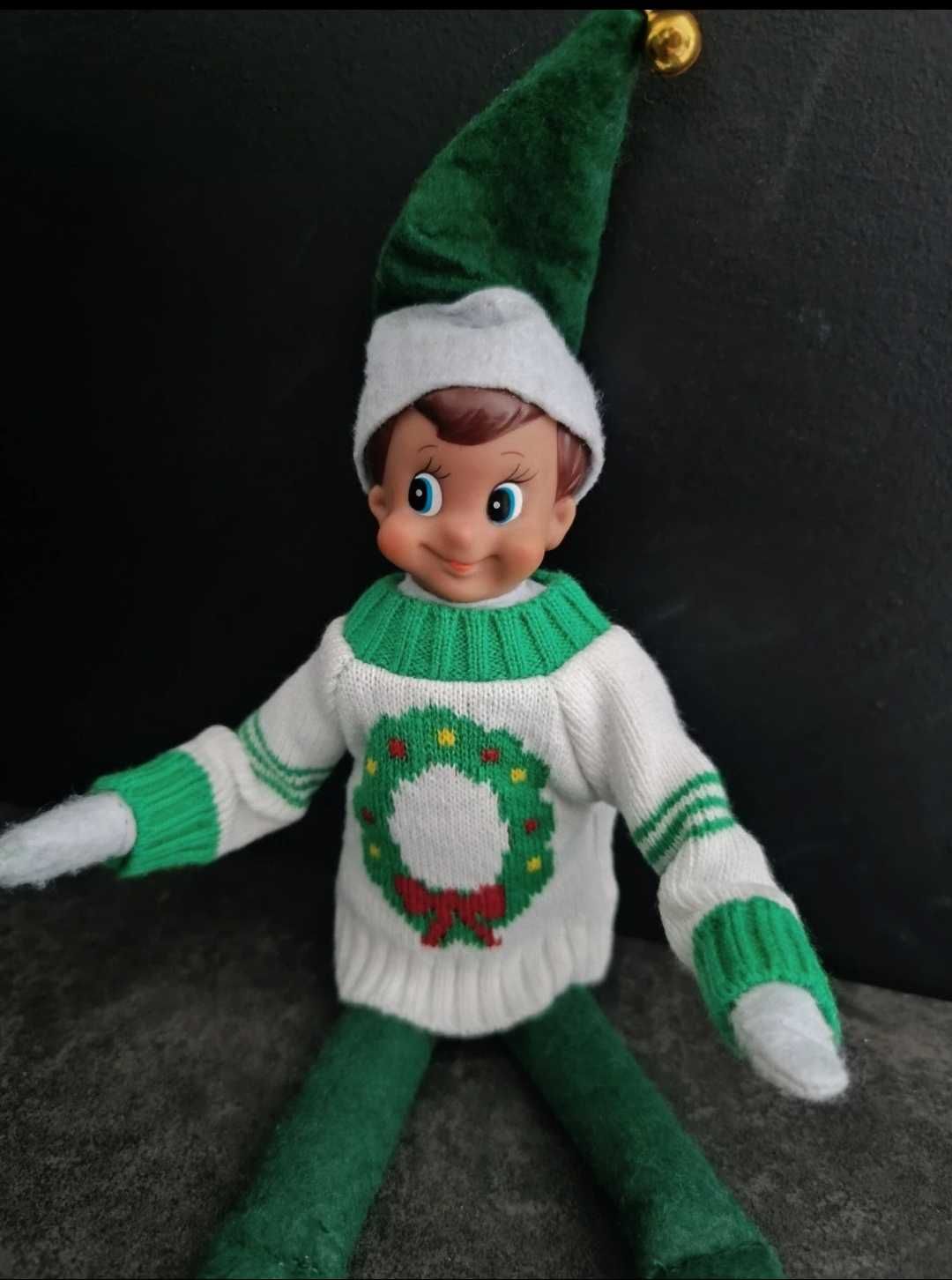 Psotny elf on the shelf naughtly badly behaving elf ubranko dres