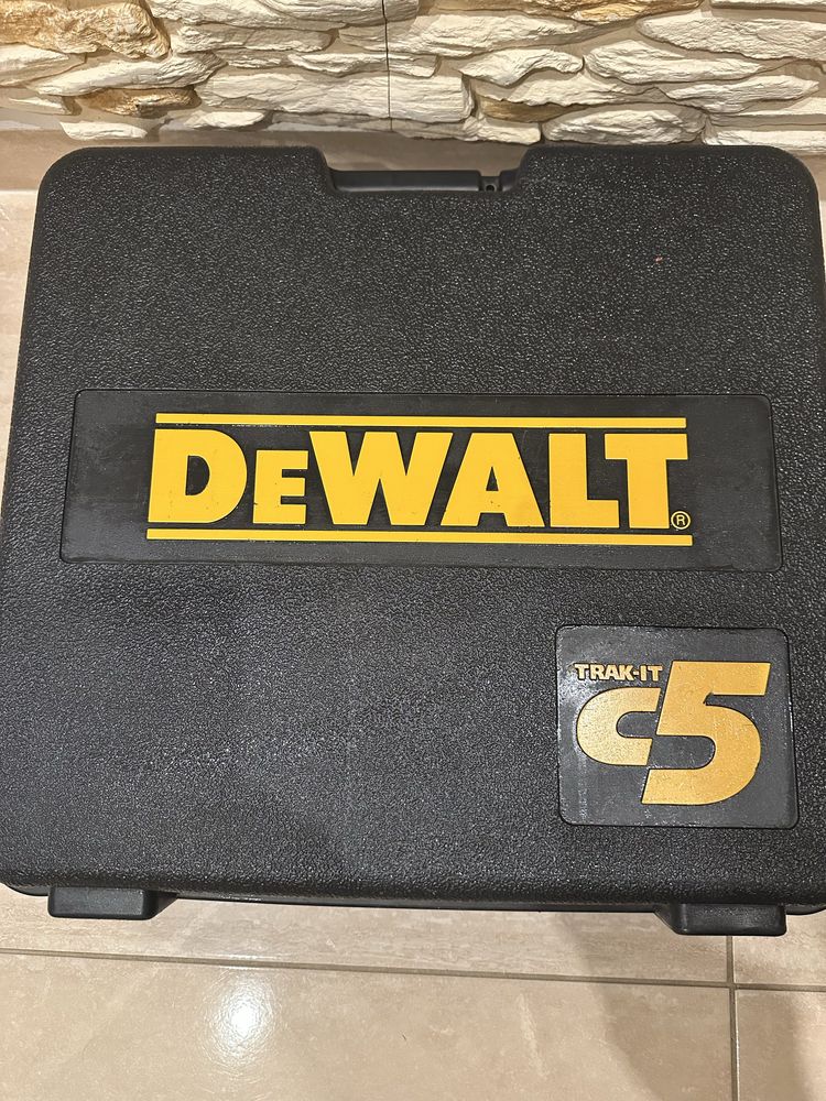 Gwozdziarka Dewalt C5