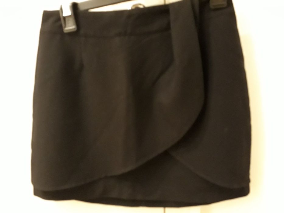 Czarna elegancka spódnica mini z zakładką VERO MODA